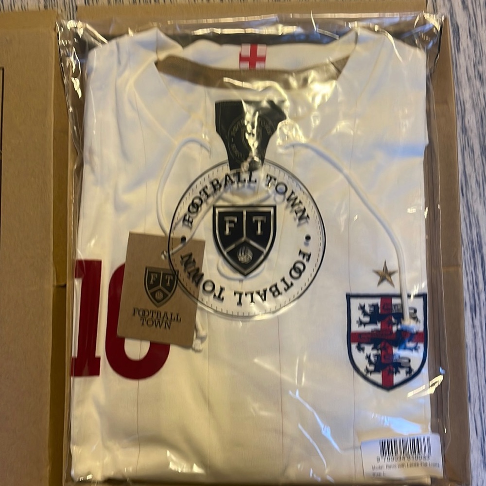 ENGLAND SHIRT FROM FOOTBALL TOWNS DESIGNER EMILO SANSOLINI MENS LARGE SLIM FIT